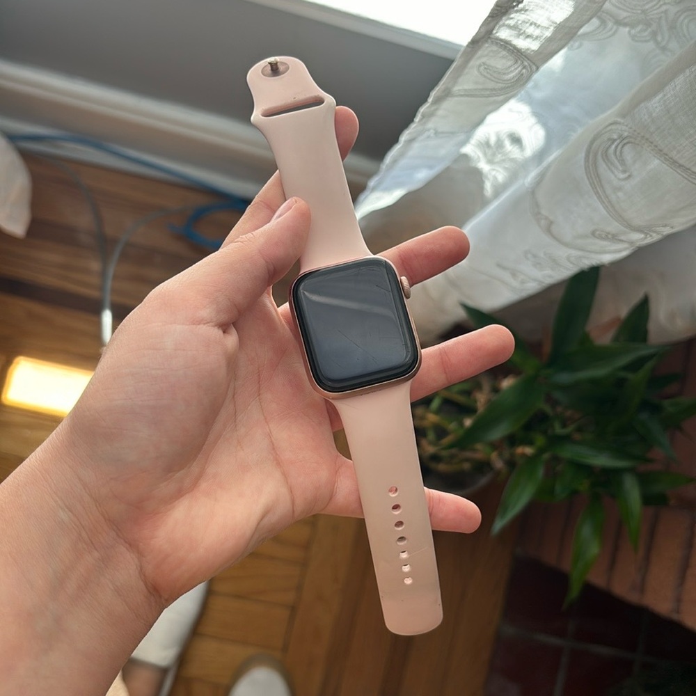 Apple Watch Series 4 - 44mm Blush Pink Watch band included